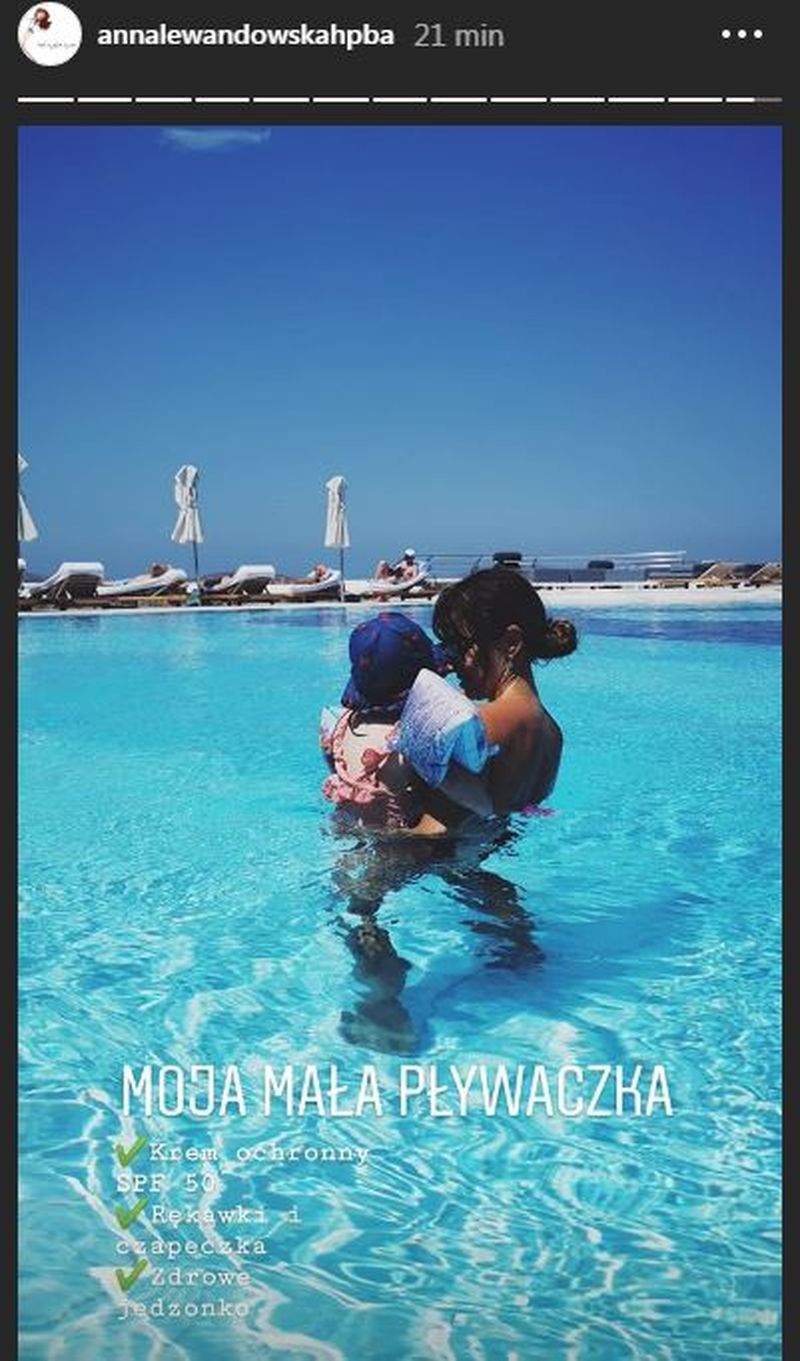 Anna Lewandowska z Klarą w basenie