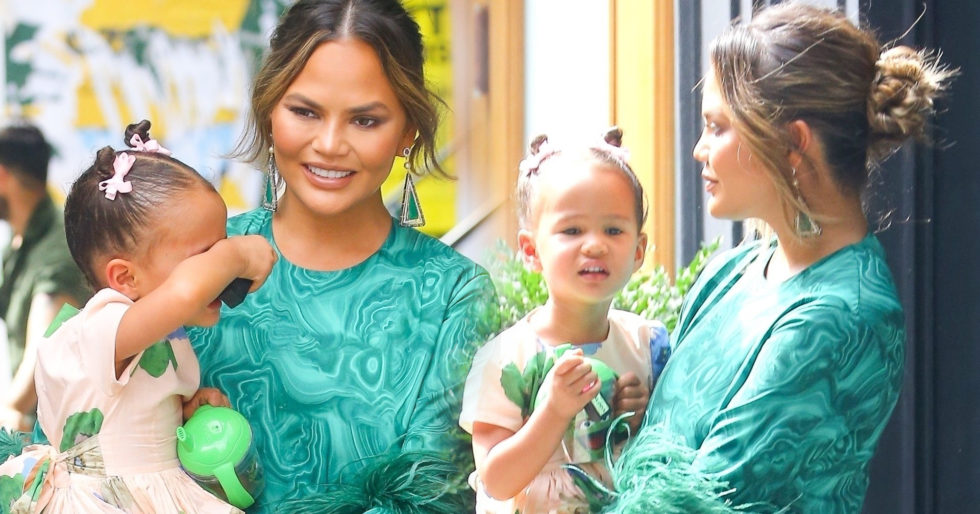 Chrissy Teigen z córką na rękach. TA SUKIENKA sprawia, że jej nogi sięgają do pępka! Chrissy Teigen z córką na rękach. TA SUKIENKA sprawia, że jej nogi sięgają do pępka!