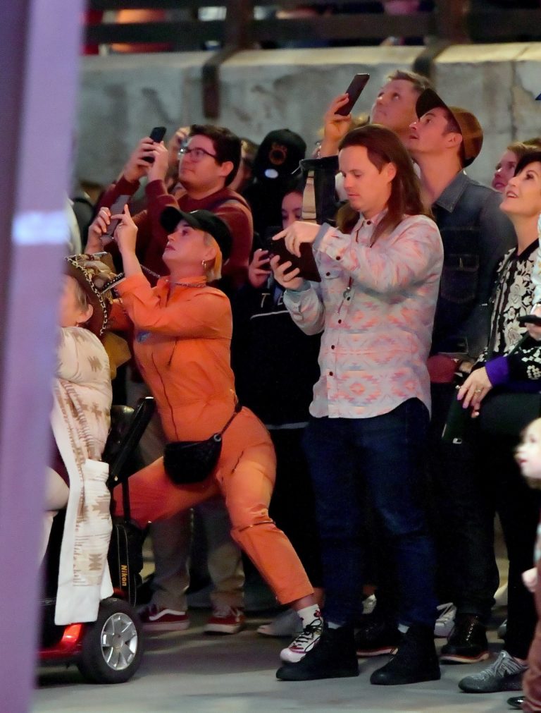 ** PREMIUM EXCLUSIVE RATES APPLY ** Katy Perry and her Fiance Orlando Bloom kiss on their first visit to Starwar's Galaxy Edge at Disneyland