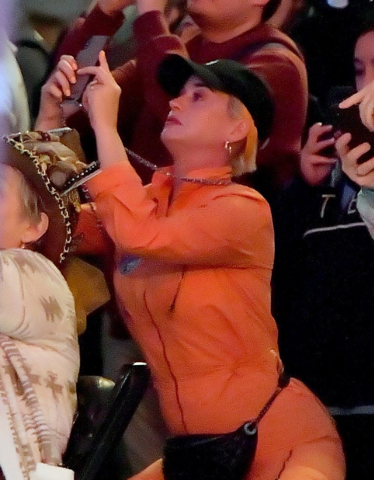 ** PREMIUM EXCLUSIVE RATES APPLY ** Katy Perry and her Fiance Orlando Bloom kiss on their first visit to Starwar's Galaxy Edge at Disneyland