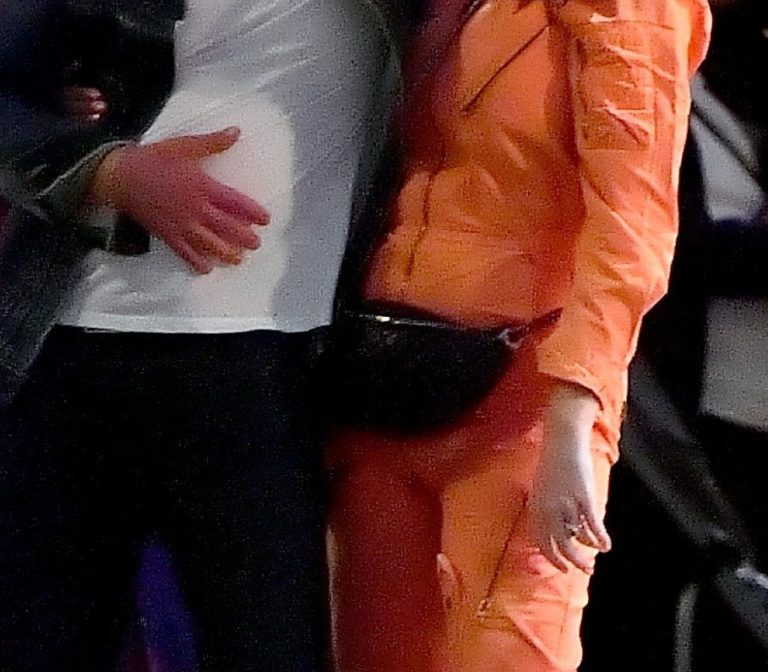 ** PREMIUM EXCLUSIVE RATES APPLY ** Katy Perry and her Fiance Orlando Bloom kiss on their first visit to Starwar's Galaxy Edge at Disneyland