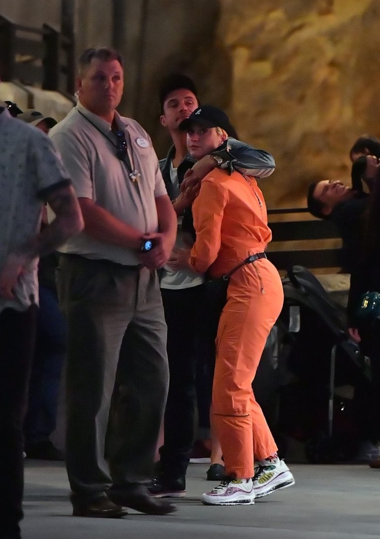 ** PREMIUM EXCLUSIVE RATES APPLY ** Katy Perry and her Fiance Orlando Bloom kiss on their first visit to Starwar's Galaxy Edge at Disneyland