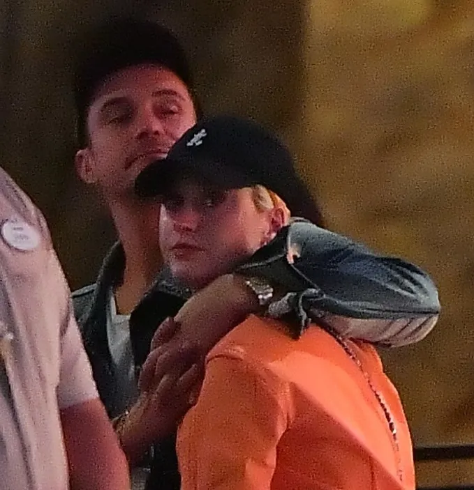 ** PREMIUM EXCLUSIVE RATES APPLY ** Katy Perry and her Fiance Orlando Bloom kiss on their first visit to Starwar's Galaxy Edge at Disneyland