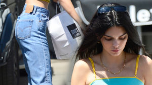 Kendall Jenner bierze jedzenie na wynos – założyłybyście TAKI top? (ZDJĘCIA) Kendall Jenner bierze jedzenie na wynos – założyłybyście TAKI top? (ZDJĘCIA)