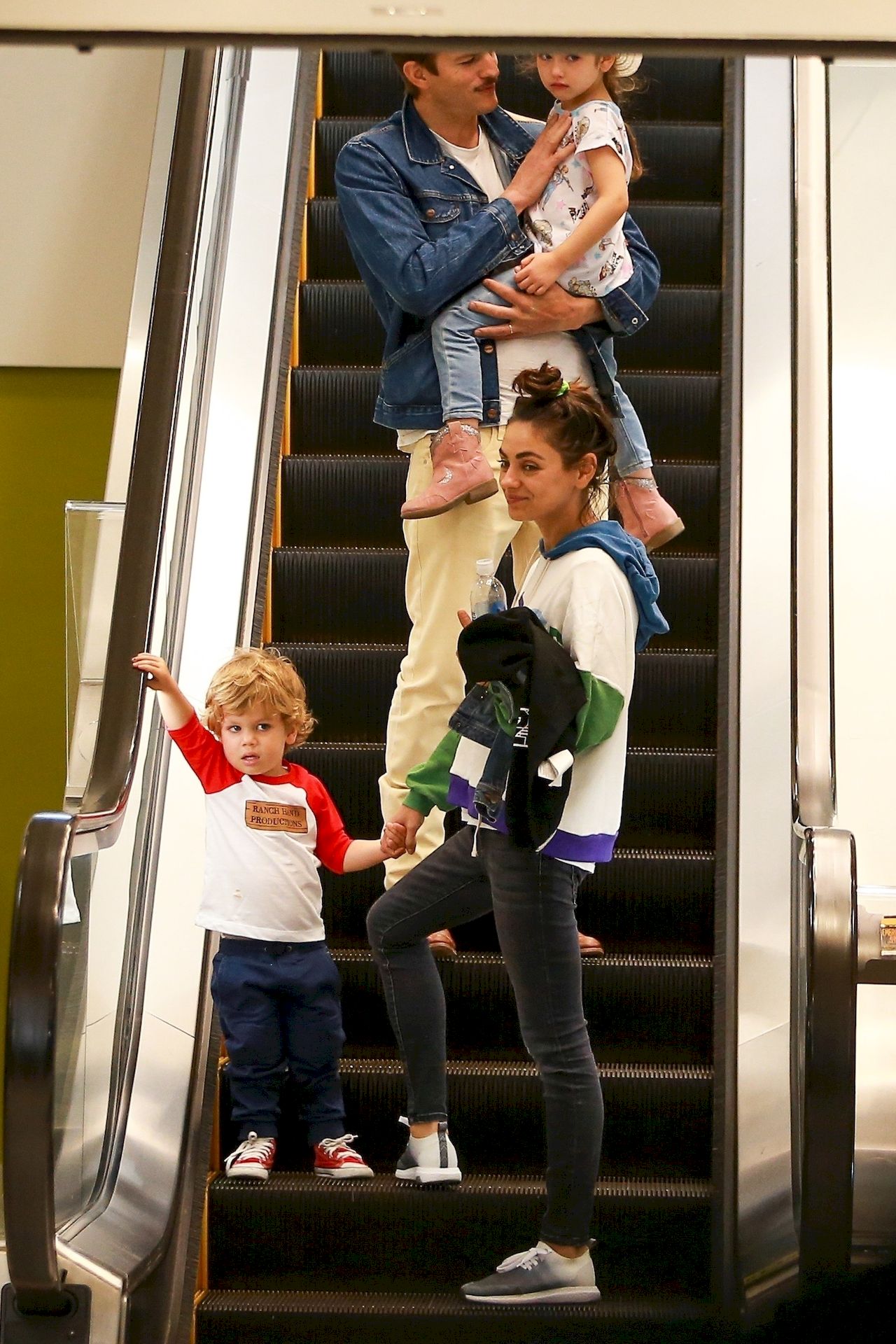 Ashton Kutcher i Mila Kunis z dziećmi