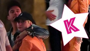 Katy Perry w więziennym kostiumie bawi się w Disneylandzie. Widać ZAOKRĄGLONY brzuszek (ZDJĘCIA) Katy Perry w więziennym kostiumie bawi się w Disneylandzie. Widać ZAOKRĄGLONY brzuszek (ZDJĘCIA)