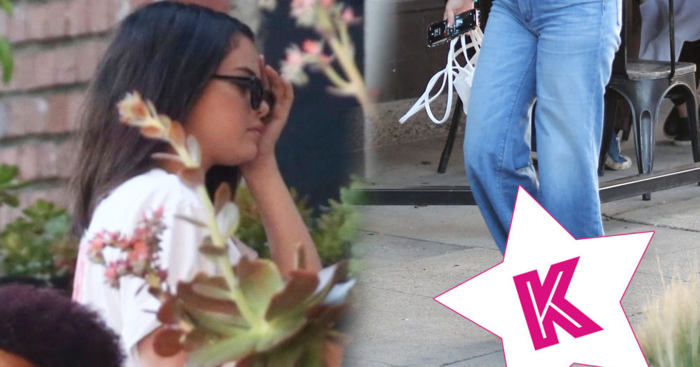 Selena Gomez w opinających jeansach i różowych klapeczkach wyszła po kawę (ZDJĘCIA) Selena Gomez w opinających jeansach i różowych klapeczkach wyszła po kawę (ZDJĘCIA)
