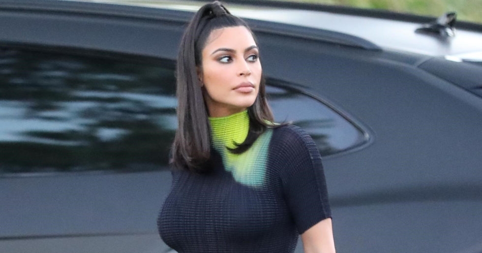 Wylansowała wiele dziwnych trendów, ale ten jest naprawdę KOSZMARNY! Kim Kardashian w BRZYDKICH spodniach (ZDJĘCIA) Wylansowała wiele dziwnych trendów, ale ten jest naprawdę KOSZMARNY! Kim Kardashian w BRZYDKICH spodniach (ZDJĘCIA)