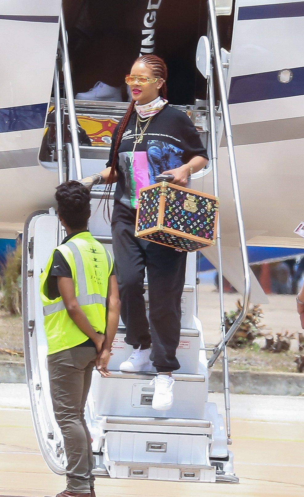 Rihanna przyleciała do rodzinnego miasta – Barbados. W piękny sposób upamiętniła Dzień Niepodległości Rihanna przyleciała do rodzinnego miasta – Barbados. W piękny sposób upamiętniła Dzień Niepodległości