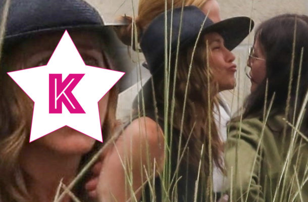 Jennifer Aniston bez makijażu! Żegna się z Courtney Cox (ZDJĘCIA)