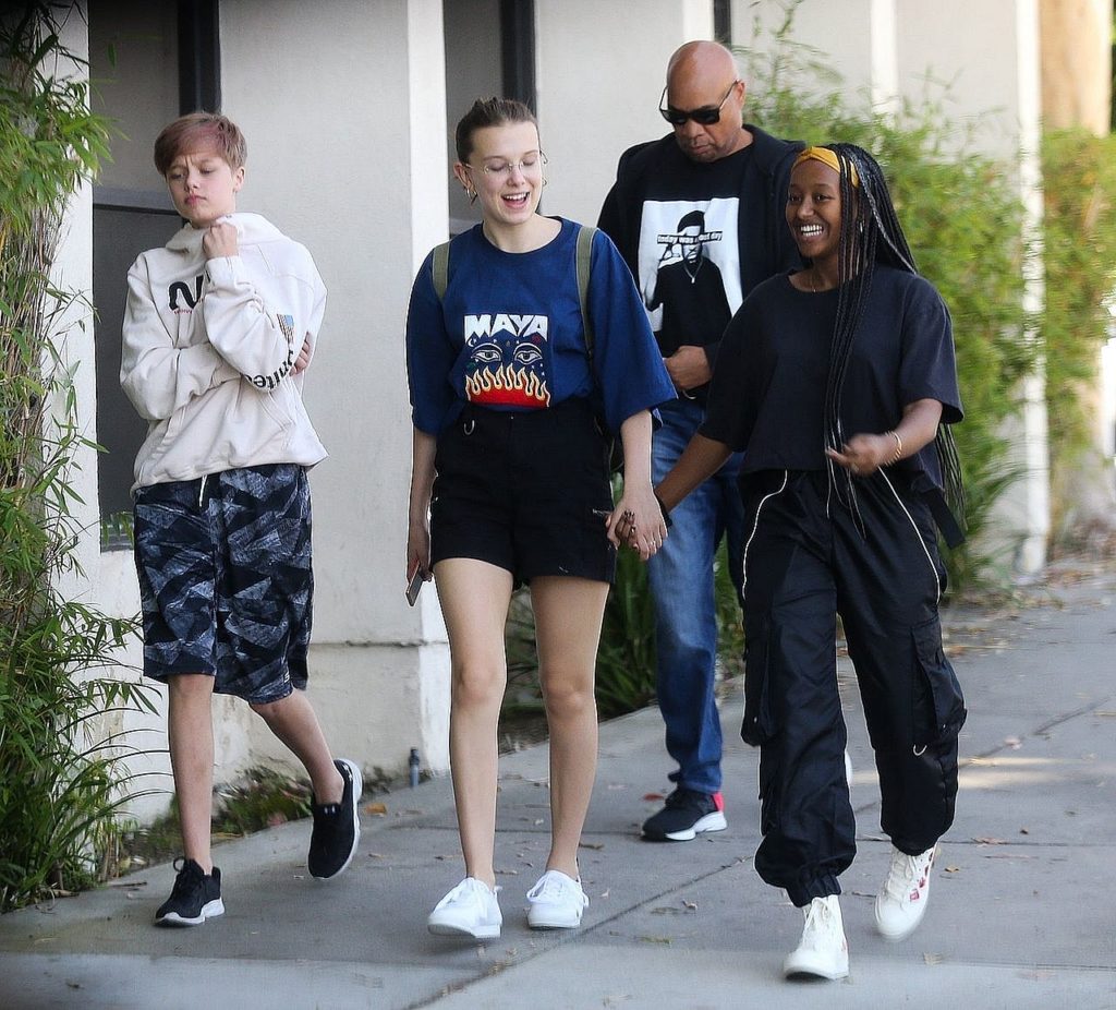 Shiloh Jolie Pitt, Zahara Jolie Pitt i Millie Bobby Brown