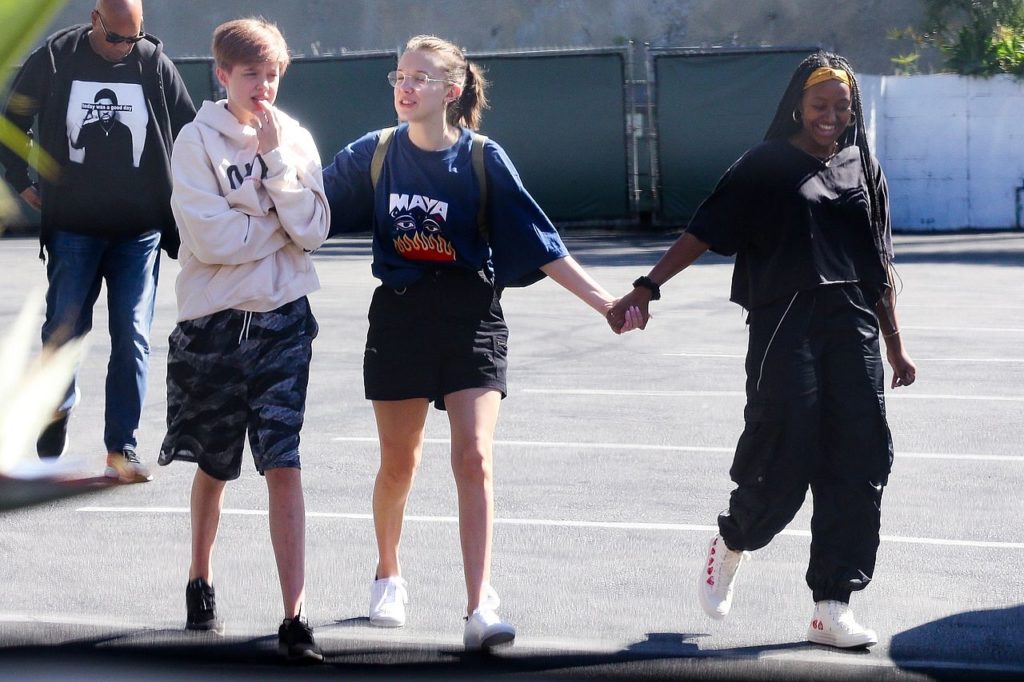 Shiloh Jolie Pitt, Zahara Jolie Pitt i Millie Bobby Brown