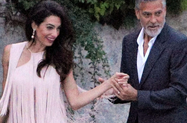 Zadowoleni Amal i George Clooney trzymają się za ręce spacerując w Saint-Tropez