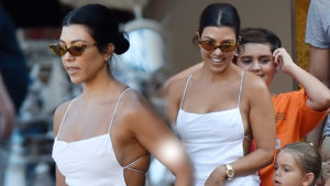 Kourtney Kardashian w MEGA mini na wakacjach z dziećmi – towarzyszył jej tajemniczy mężczyzna (ZDJĘCIA) Kourtney Kardashian w MEGA mini na wakacjach z dziećmi – towarzyszył jej tajemniczy mężczyzna (ZDJĘCIA)