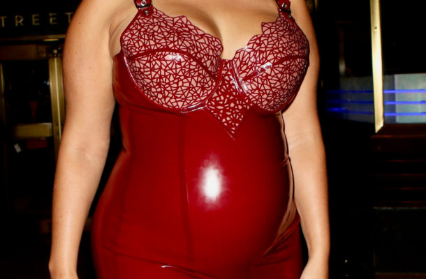 Ta gwiazda w ciąży też chce być sexy! Nosi lateks i obcisłe fasony