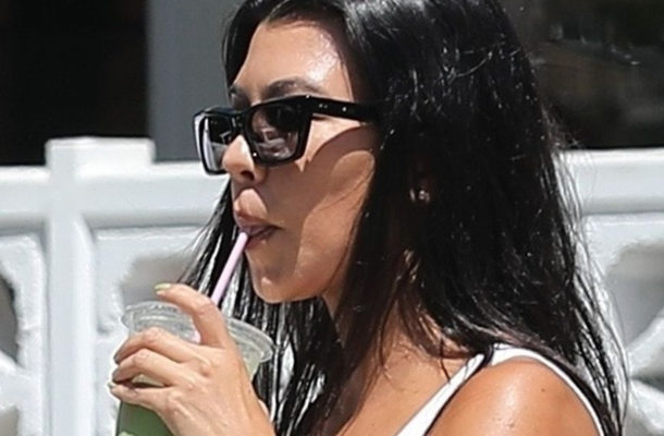 MILION fanów polubiło Kourtney Kardashian w BLOND peruce