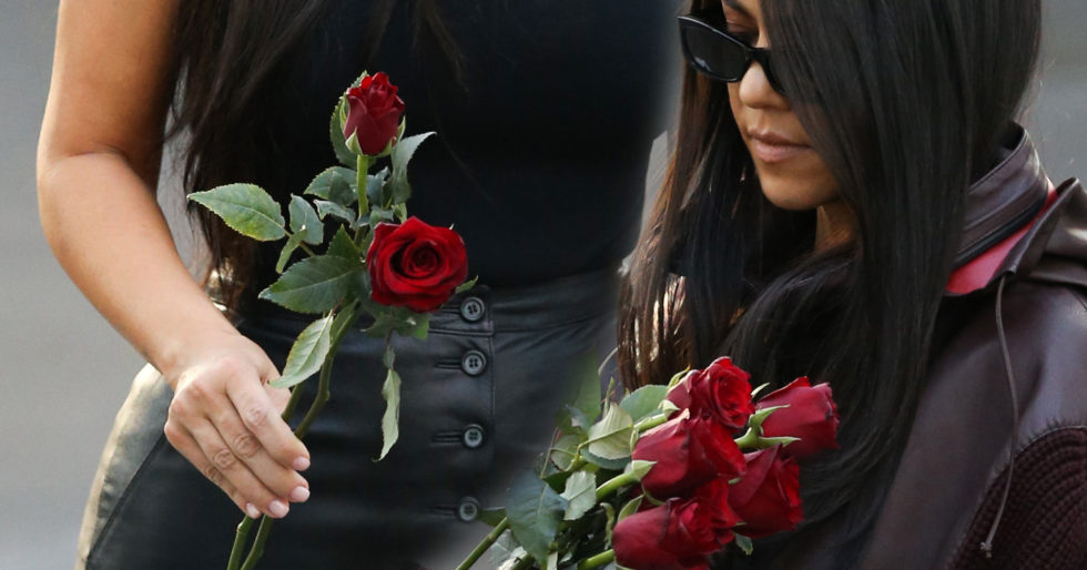 Poważne Kim i Kourtney z różami przy pomniku ofiar ludobójstwa w Armenii (ZDJĘCIA) Poważne Kim i Kourtney z różami przy pomniku ofiar ludobójstwa w Armenii (ZDJĘCIA)