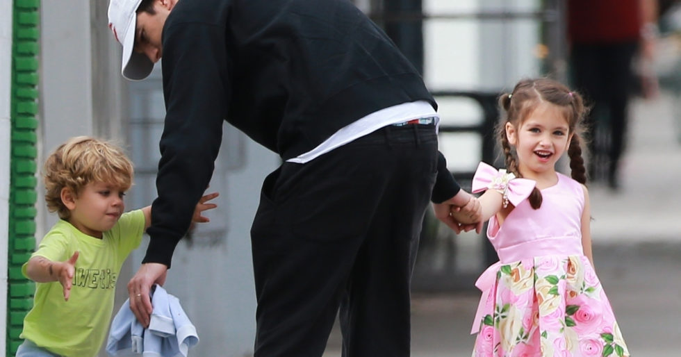 Ashton Kutcher w najtrudniejszej roli życia – aktor ogarnia dwójkę dzieci (ZDJĘCIA) Ashton Kutcher w najtrudniejszej roli życia – aktor ogarnia dwójkę dzieci (ZDJĘCIA)