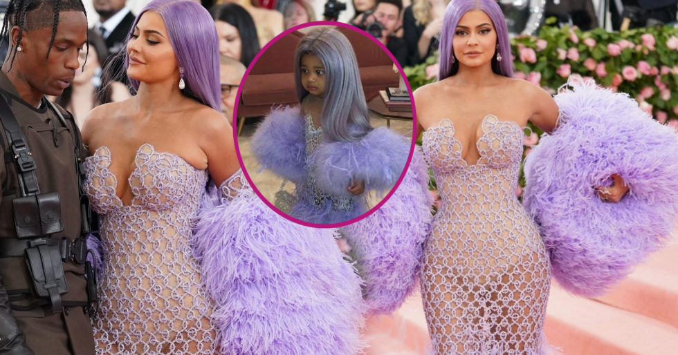Biedne dziecko! Internauci podzieleni na widok Stormi przebranej za mamę, Kylie Jenner Biedne dziecko! Internauci podzieleni na widok Stormi przebranej za mamę, Kylie Jenner
