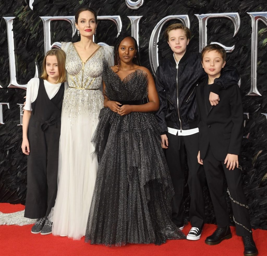 Angelina Jolie z dziećmi na premierze