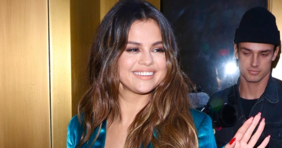 Oryginalny styl czy… WIOSKA? Selena Gomez w welurowym garniturze (ZDJĘCIA) Oryginalny styl czy… WIOSKA? Selena Gomez w welurowym garniturze (ZDJĘCIA)