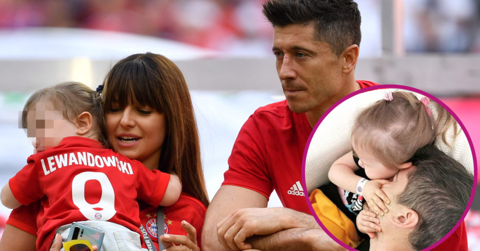 Klara Lewandowska wymiata! Robert Lewandowski podpisuje zdjęcia, a jego córka… Klara Lewandowska wymiata! Robert Lewandowski podpisuje zdjęcia, a jego córka…