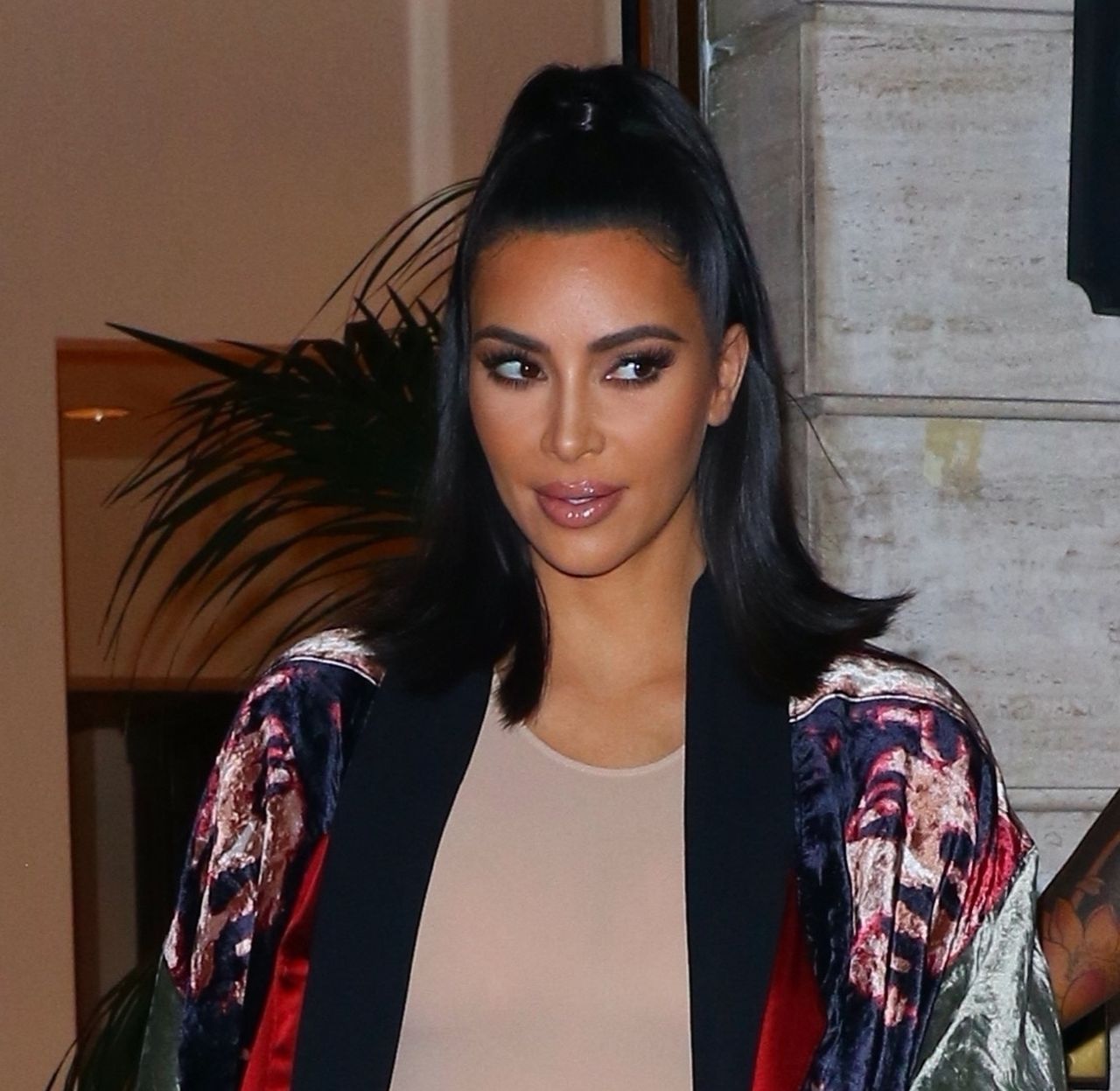 Kim Kardashian z córką i mężem idzie do kościoła. Spójrzcie na North