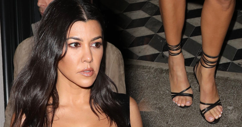 Kourtney Kardashian w OBŁĘDNEJ, czarnej sukience. Odsłoniła duży biust (ZDJĘCIA) Kourtney Kardashian w OBŁĘDNEJ, czarnej sukience. Odsłoniła duży biust (ZDJĘCIA)