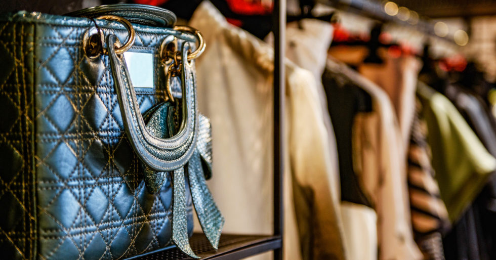 Okulary Balmain, buty Prada, torebka Versace i wiele innych. Wiemy, gdzie kupić je nawet o połowę taniej! Okulary Balmain, buty Prada, torebka Versace i wiele innych. Wiemy, gdzie kupić je nawet o połowę taniej!
