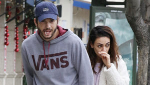 Ashton Kutcher ośmieszony w telewizji na żywo, „Weź prysznic!” Ashton Kutcher ośmieszony w telewizji na żywo, „Weź prysznic!”