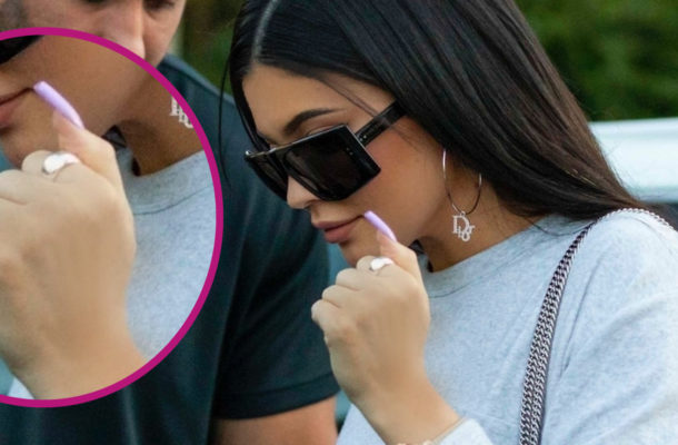 Kylie Jenner i jej DŁUGAŚNE paznokcie na lunchu z chłopakiem mamy (ZDJĘCIA)