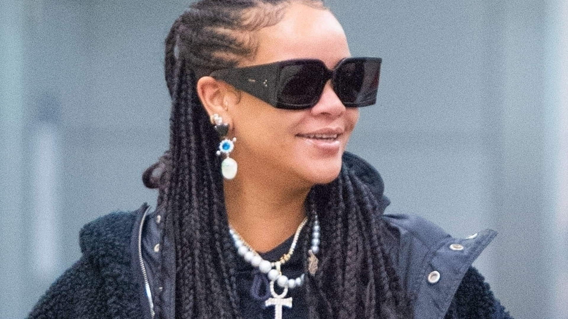 Rihanna w WIELKIM futrze i brokatowych butach – w roli głównej DRESY (ZDJĘCIA) Rihanna w WIELKIM futrze i brokatowych butach – w roli głównej DRESY (ZDJĘCIA)
