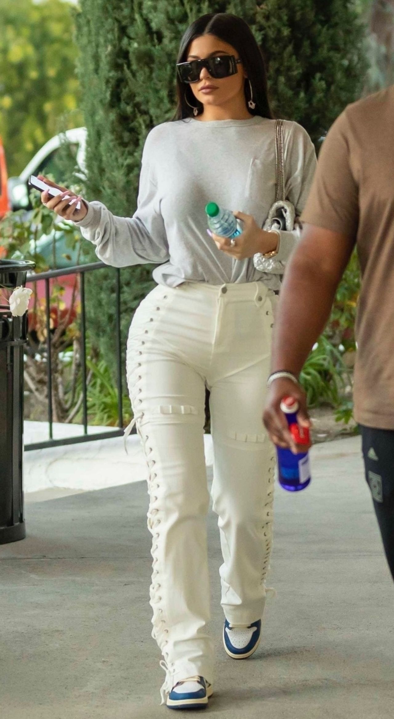 Kylie Jenner i jej DŁUGAŚNE paznokcie na lunchu z chłopakiem mamy (ZDJĘCIA) Kylie Jenner i jej DŁUGAŚNE paznokcie na lunchu z chłopakiem mamy (ZDJĘCIA)