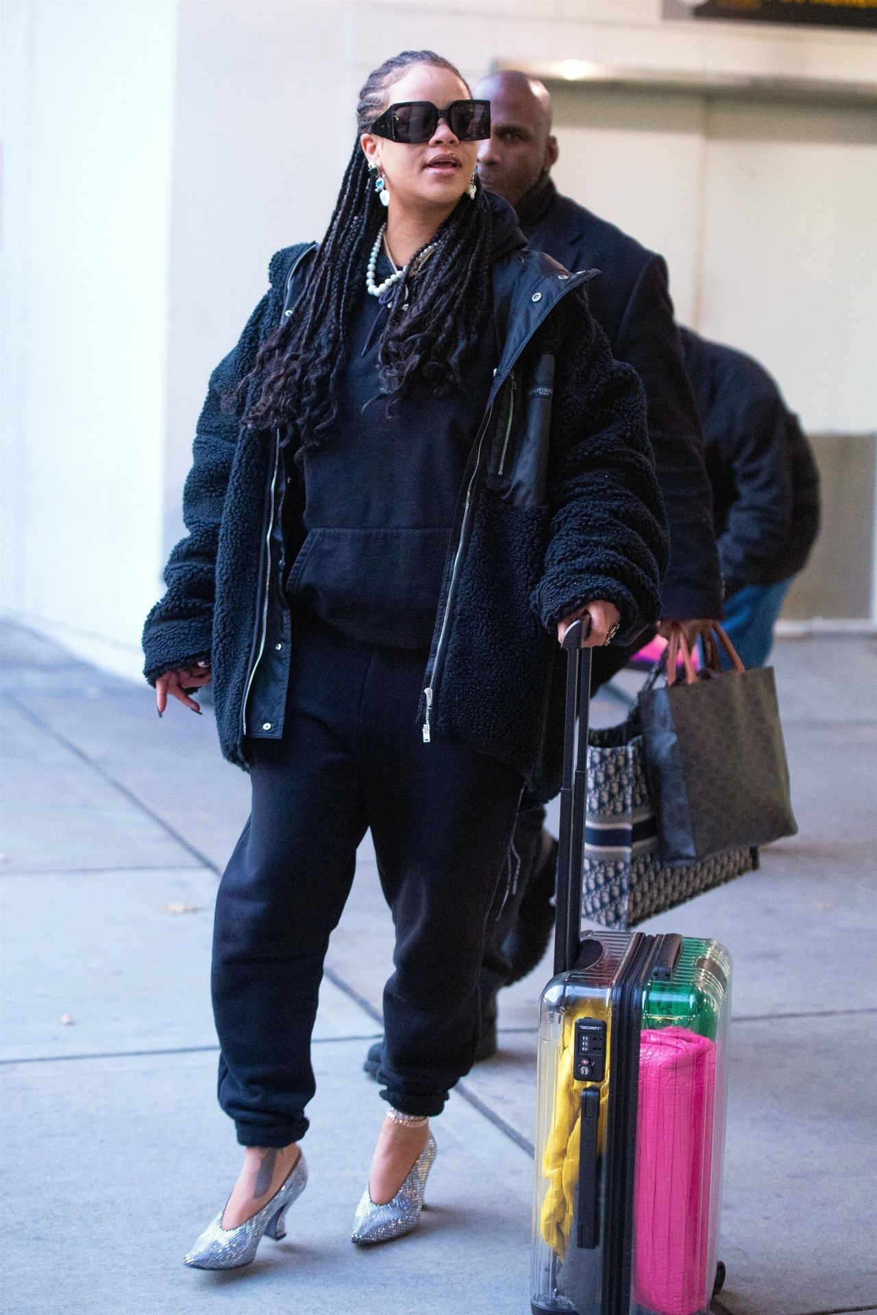 Rihanna w WIELKIM futrze i brokatowych butach – w roli głównej DRESY (ZDJĘCIA) Rihanna w WIELKIM futrze i brokatowych butach – w roli głównej DRESY (ZDJĘCIA)