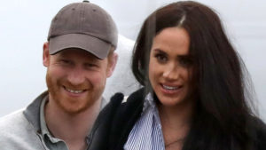Meghan Markle już ma w NOSIE dress code! Pokazuje DEKOLT, włosy zostawia na LUZIE (ZDJĘCIA) Meghan Markle już ma w NOSIE dress code! Pokazuje DEKOLT, włosy zostawia na LUZIE (ZDJĘCIA)