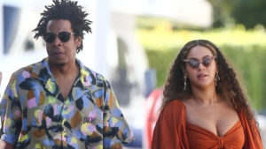 Beyonce i Jay-Z nie wstali podczas HYMNU na Super Bowl. Raper się TŁUMACZY