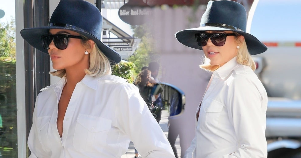 Khloe Kardashian w obcisłych jeansach i z dodatkiem, który jest MUST HAVE każdej celebrytki (ZDJĘCIA) Khloe Kardashian w obcisłych jeansach i z dodatkiem, który jest MUST HAVE każdej celebrytki (ZDJĘCIA)