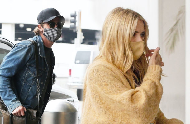 Emma Roberts przyłapana na lotnisku. Na nowych zdjęciach widać CIĄŻOWE krągłości?