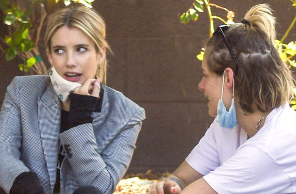 Ciężarna i wystrojona Emma Roberts spotkała się z Kristen Stewart. Aktorka próbowała ukryć rosnący brzuszek