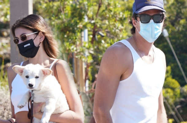 Kaia Gerber na RANDCE z chłopakiem i pieskiem. Te okulary to HIT lat 90. (ZDJĘCIA)