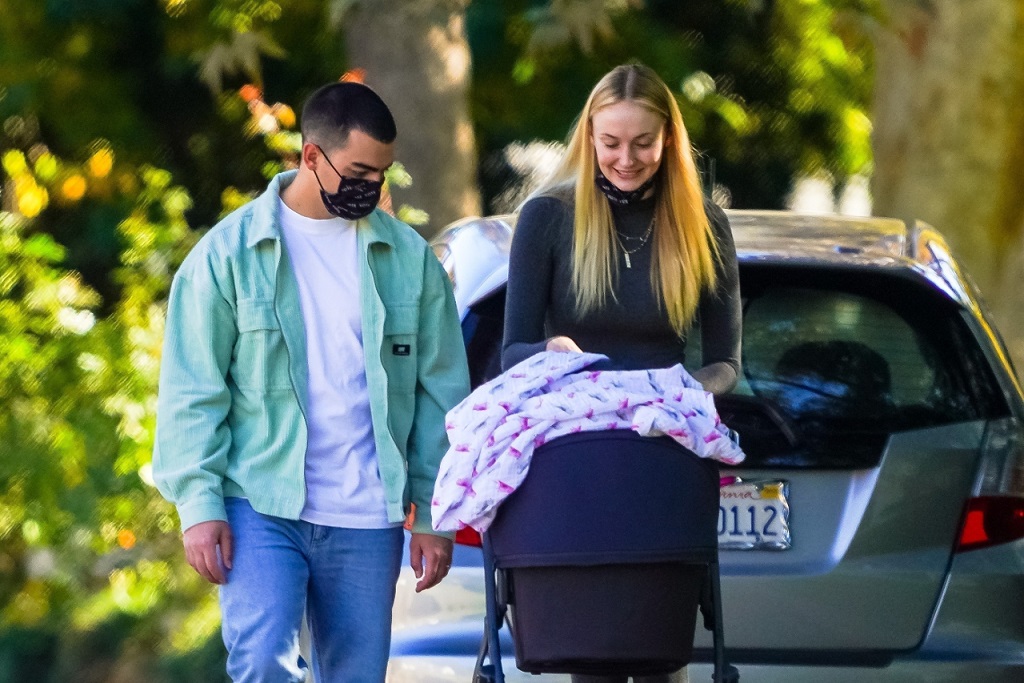 Sophie Turner promiennie uśmiecha się do córki.