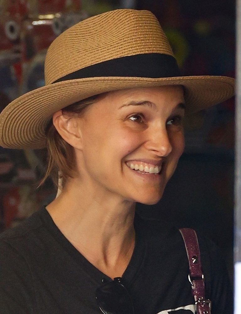 Natalie Portman and daughter are pictured having chocolate and ice cream and then going shopping for art supply at Art4u2 in Rose Bay, Sydney. Natalie Portman and daughter are pictured having chocolate and ice cream and then going shopping for art supply at Art4u2 in Rose Bay, Sydney.