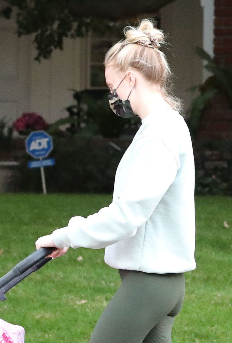 Sophie Turner spaceruje z córką