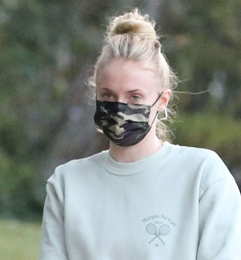 Sophie Turner w maseczce