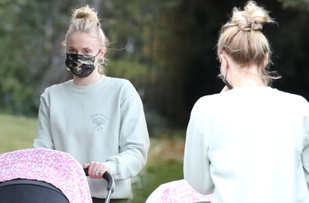 Sophie Turner po ciąży jest szczuplutka jak NITECZKA! Została sfotografowana z córeczką (ZDJĘCIA)