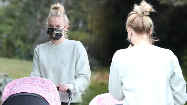 Sophie Turner na spacerze z córką