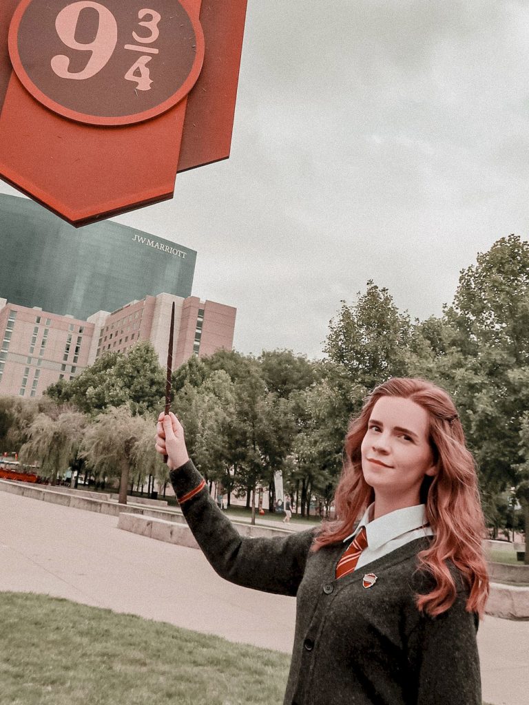Sobowtórka Emmy Watson przebrana za Hermionę Granger Sobowtórka Emmy Watson przebrana za Hermionę Granger