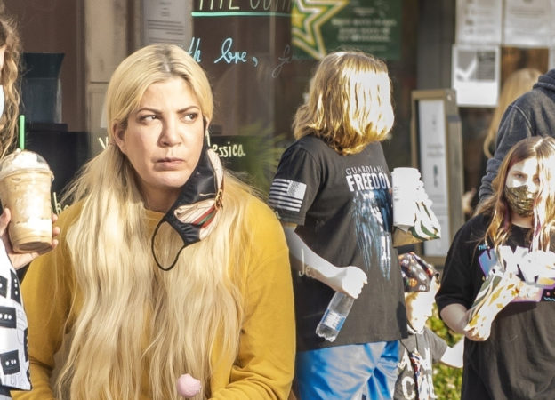Tori Spelling z piątką dzieci i mężem na kawie