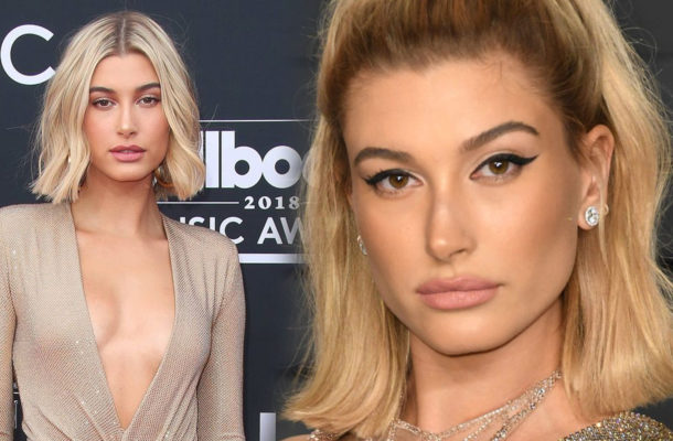 NAGA Hailey Bieber zasłania się torebką w kampanii Versace