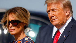 Donald i Melania Trump witani na Florydzie. Wszyscy patrzyli na buty byłej pierwszej damy (ZDJĘCIA) Donald i Melania Trump witani na Florydzie. Wszyscy patrzyli na buty byłej pierwszej damy (ZDJĘCIA)
